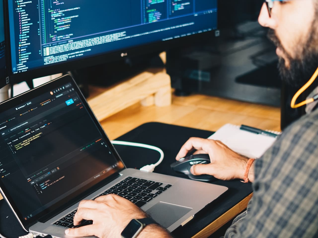 Profesional analizando reportes de inteligencia de negocios